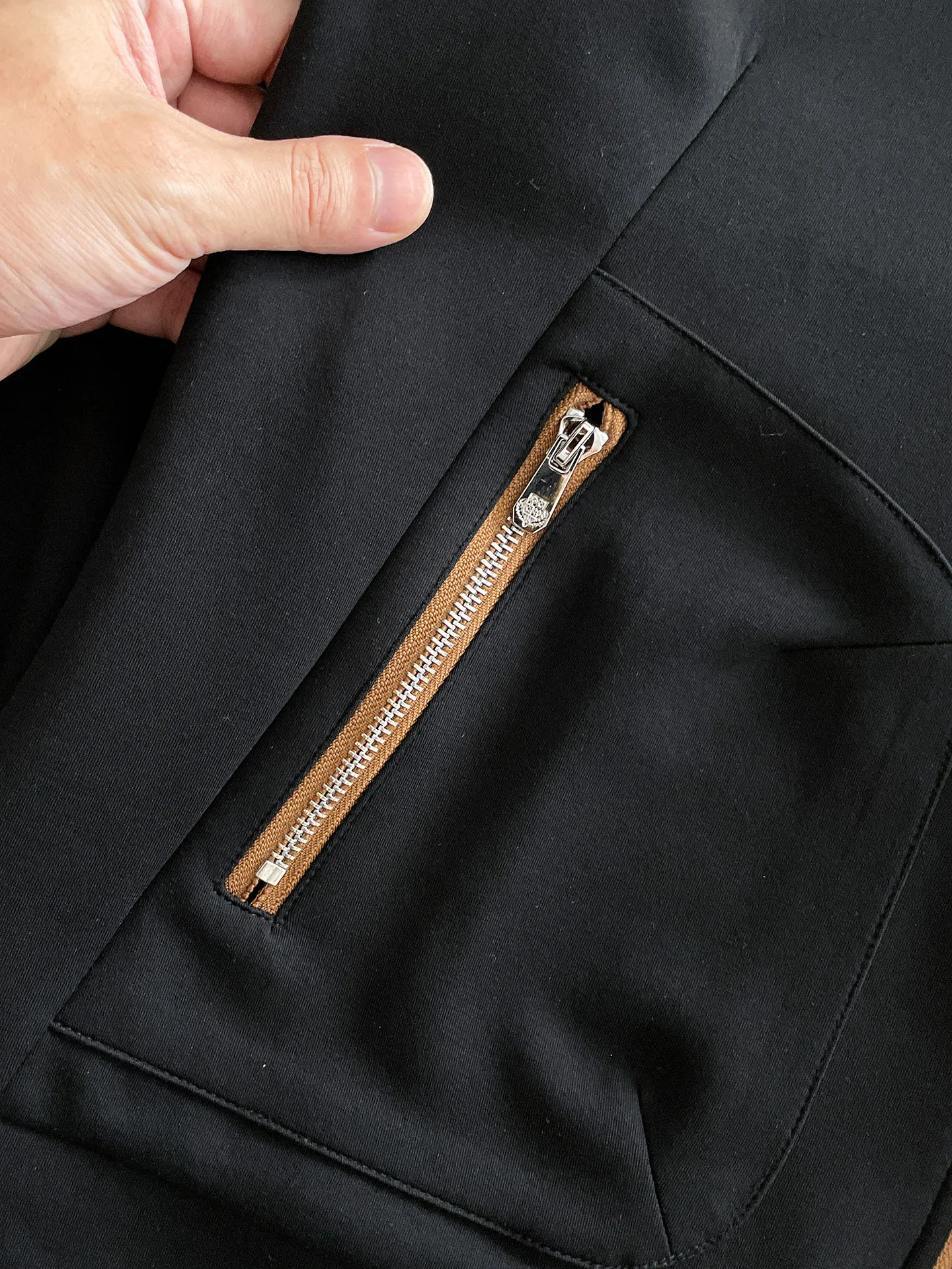 LP New Arrival counter Same Style casual suit, Breathable, comfortable and casual! Full of high-end feel! The details are exquisite and high-end, and the workmanship is impeccable! The original Premium fabric is very high-end! The fabric is crisp and anti-wrinkle Wear-Resistant, warm, neat and stylish. Everyone must buy a set this autumn and winter. They must look cool and cool when wearing them. We especially recommend Sizes M-3XL